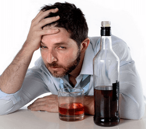 Сильная головная боль при отравлении алкоголем и пищей — чем лечить
